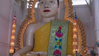 大仏様の後ろにある灯りが、その名の由来なのかな。