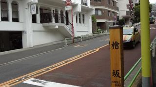 檜町公園のすぐ脇を通っています