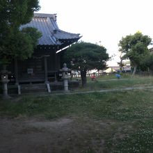 境内まわりは広場。