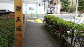 青山通りを突き切っています