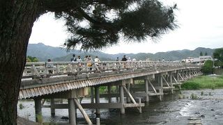 桂川に架かる観光名所