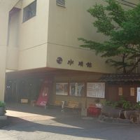 湯田中温泉の真ん中にあります〜