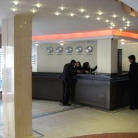 フロントには女性の姿も