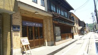 城下町風情あるこまちなみの下新町通りにあり、金箔貼り体験などできます