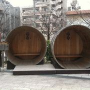 大桶です。この桶は、お酒の仕込みに使ったとの事で、毎日１合ずつの日本酒を飲むと８７年の歳月が掛かるくらいの量です