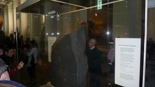 大英博物館 のロゼッタ・ストーンです。