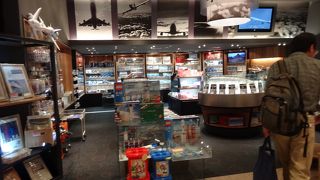 飛行機関係の小物がありますので、結構楽しめます
