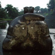 池の周りには彫刻も配されてます