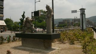 弁慶と牛若丸の決闘を表した可愛らしい像