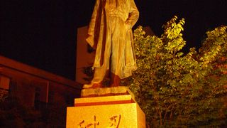 野口英世像がライトアップされていました