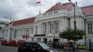 白亜の堂々とした近代建築です！