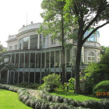 庭を前にした大きな窓の店内