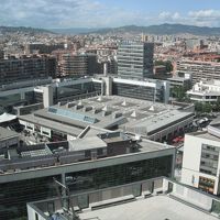 部屋からの眺め2。広い四角いエリアはカリフールの屋根。