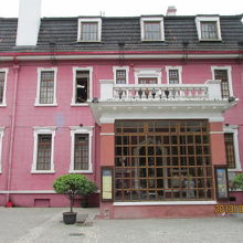 衛山路で一際目立つ建物です。