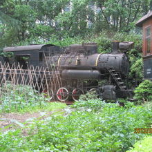 庭には蒸気機関車が置いてあります。