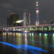 橋の上は人が一杯