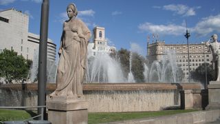 カタルーニャ広場からコロンブスの塔まで。観光客でいっぱい。