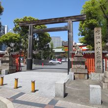 大きな鳥居がお出迎え