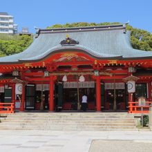 朱色が鮮やかな本殿