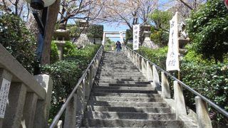 異人館を見下ろす見晴らしのよい神社