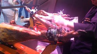 店頭でハンドカットで販売