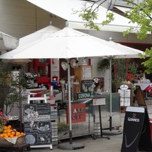 オレンジが目立ちます。