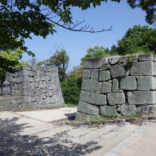 黒門口からは、この大手門跡に上がってきますよ〜