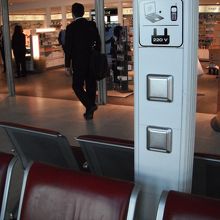 ベンチ脇のACアウトレット