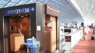 ターミナル２F、明るく過ごし易い