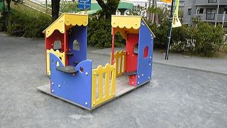 カラフルな遊具がキレイです