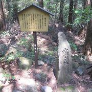 江戸時代、西海子坂は雨や雪のあとは大変な悪路になるので、竹を敷いていた所です。