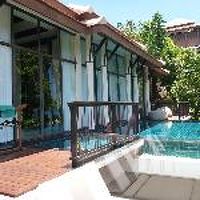 部屋にはジャグジーつきプールがある