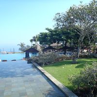 下へ降りるとこんな感じ。プールの奥は海です。