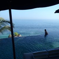 インフィニティプール。想像より小さかったです。でもここは静か