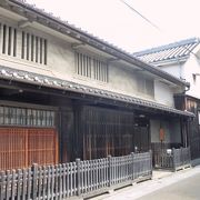 母屋と4棟の蔵をもつ京街道最大の町家なんだそうです