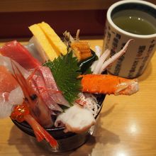 朝から贅沢に海鮮丼!