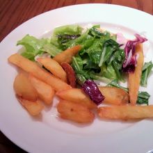 セットのサラダとポテト