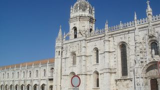 外観の彫刻が美しい