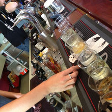 5人で協力して7種類全部のラム酒をテイスティング