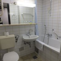 サニタリー、湯船は狭い