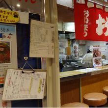 カウンター席からお好み焼きを注文できます。