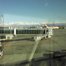冬の朝に空港から見えた雪を被った山々が美しかった