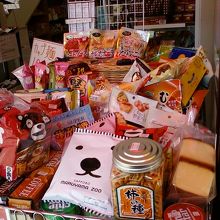 たくさんのお菓子が並びます。