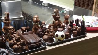 空港内あるロイズのショールームです