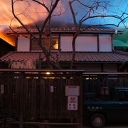 民家を再現して朝から夜までの一日の情景を映し出しています