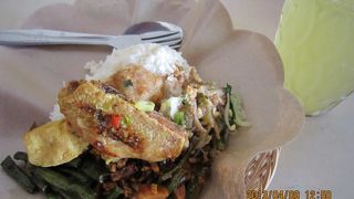 ラヤ・プリアタン通りにある、激安価格のローカルワルンです！