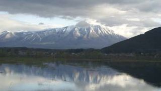 湖越しに岩手山がよく見えます