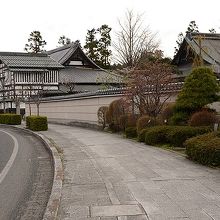 国道４５５号線（小本街道）沿いに、お寺さんがずらり。