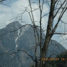 登山口から見た甲斐駒ケ岳の全景。
