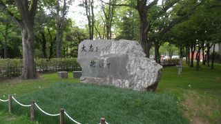 「大志を抱いて」の巨石